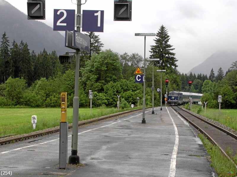 Bahn 254.jpg - Der ALEX hat Einfahrt in Fischen im Allgäu.